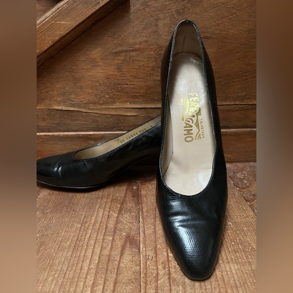 Salvatore Ferragamo Shoes - *flash sale* Salvatore Ferragamo Black leather pumps - classic